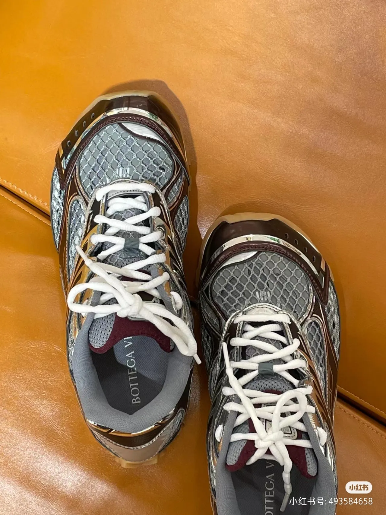 👟👟Ex-factory price 600👟👟 Top version (couples style) Bottega Veneta 23ss autumn and winter show style BV Orbit sneakers Wang Yibo same style couple style casual shoes dad shoes! Runner sneakers! Original purchase and development! Made of original lightweight technical mesh fabric, the same as the original version! The process is complicated! Paired with a rubber outsole designed with a geometric pattern, the high version of the Wang Zha series is actually much taller, but the legs still look slim. Very nice. Durable and durable to play with, standard and version-matching shoe packaging technology, look for high-end versions. The original outsole is exclusively molded, and the color-blocked TPU outsole is used. The material and weight are the same as the original! Size: #Female 35-41 (40 and 41 customized sizes are non-refundable) Male 39-45 (45 size customized are non-returnable and exchangeable)